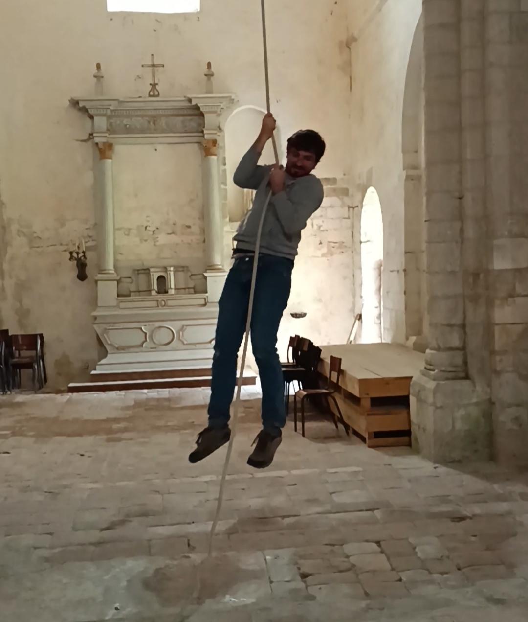 Sonner une grosse cloche à la main est un exercice assez physique !